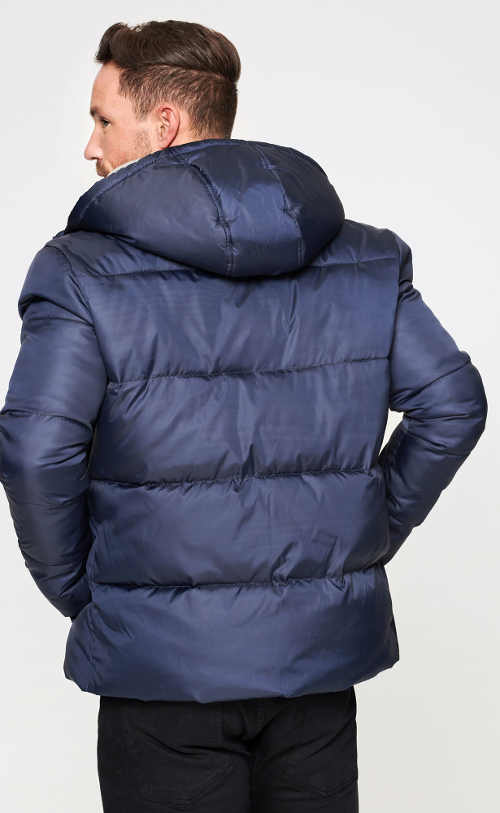 Kék steppelt férfi kabát nagy kapucnival