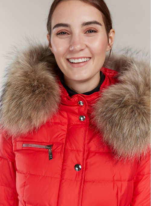 Piros női télikabát levehető kapucnival és szőrme gallérral