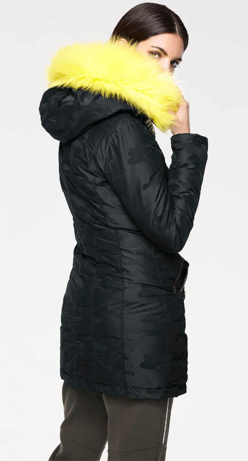 Fekete női kabát kontrasztos sárga szőrmével