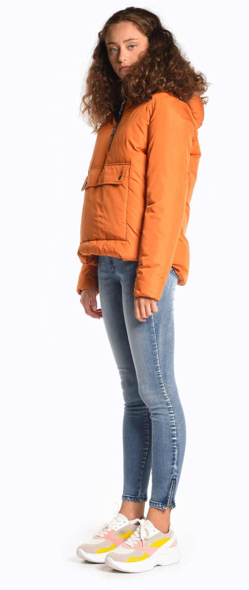 Modern típusú kabát narancssárga vagy barna színben