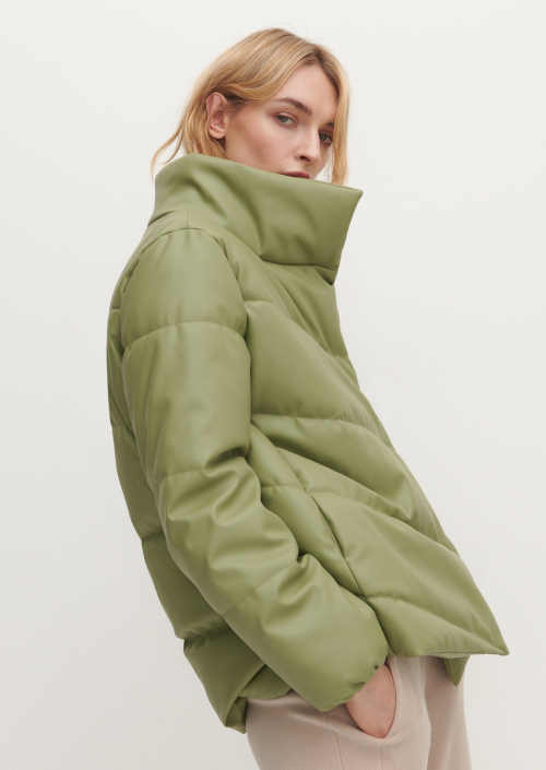 Szigetelt modern steppelt kabát borsózöld színben