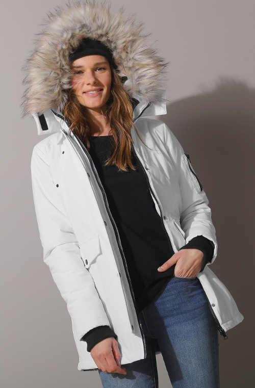 Hófehér női téli kabát hegyekbe