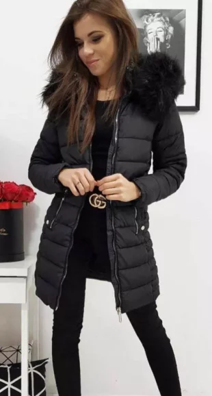 Elegáns fekete női téli kabát hosszabb szabással