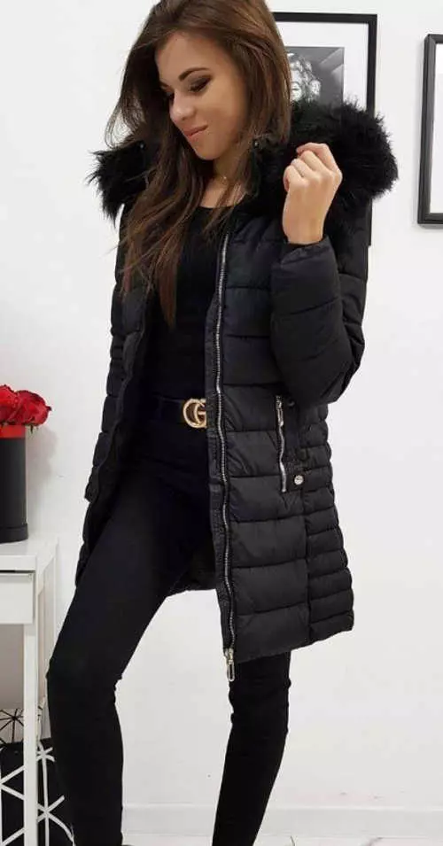 Modern fekete női télikabát szőrmével a kapucniján