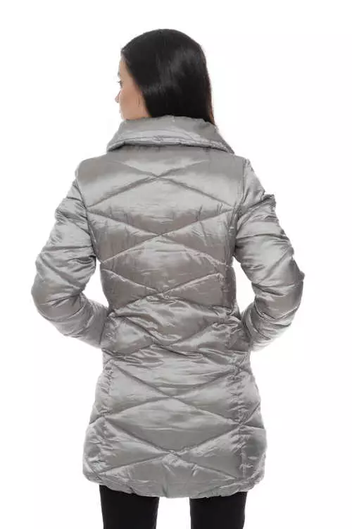 Modern steppelt női kabát