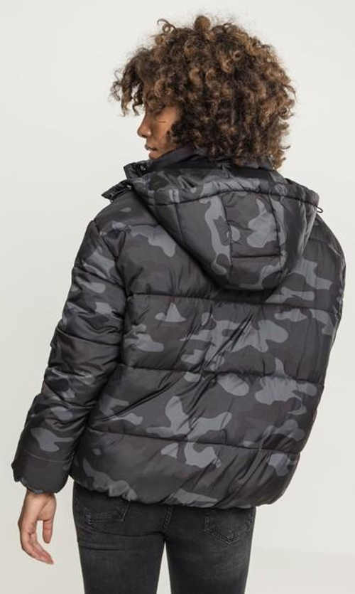 Szürke téli kabát kapucnival és terepszínű mintával