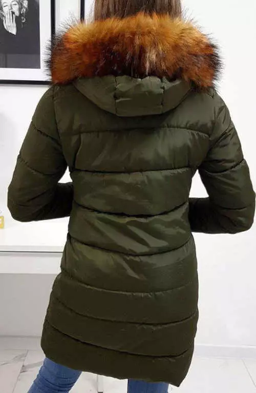 Khaki színű steppelt téli kabát szőrmével a kapucniján