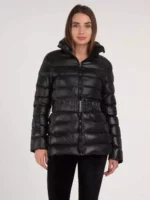 Női rövid hosszúságú fekete steppelt kabát elasztikus övvel