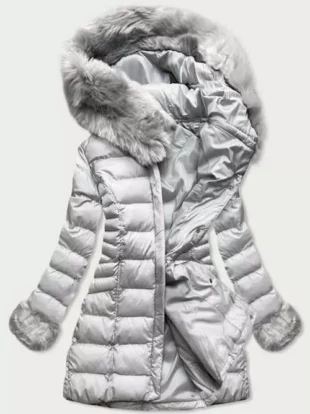 Női steppelt téli kabát kapucnival és szőrme díszítéssel