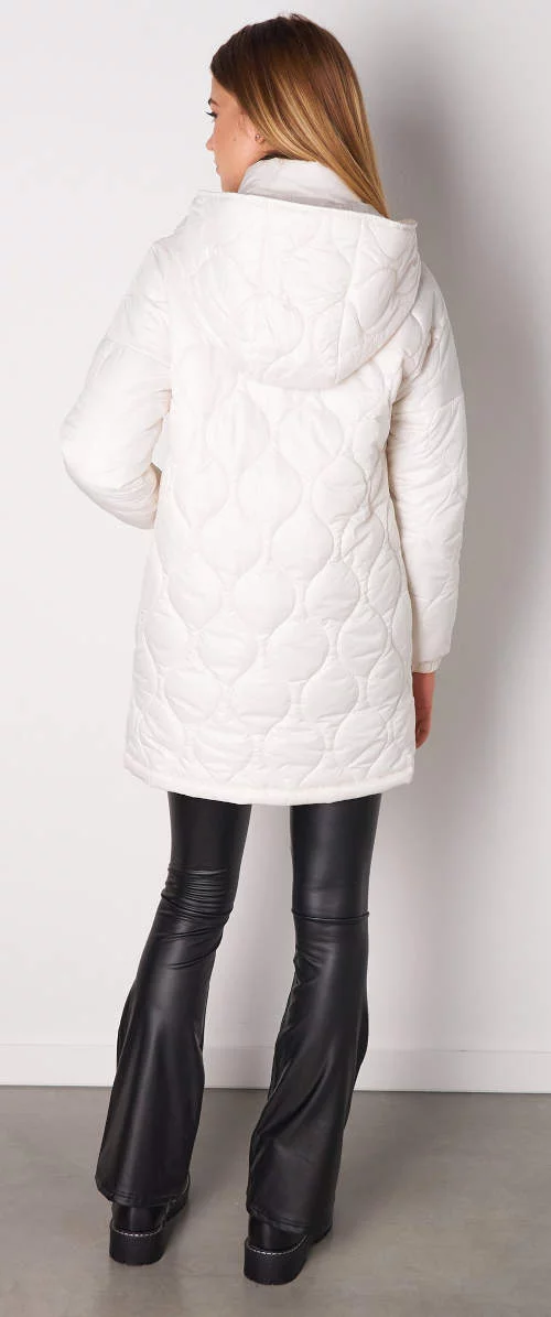 Fehér steppelt női téli kabát kapucnival